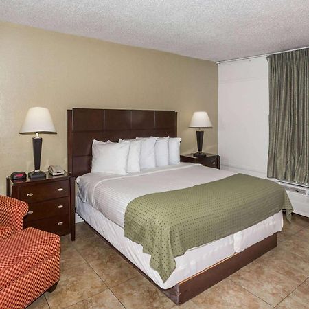 Days Inn By Wyndham St. Petersburg / Tampa Bay Area Pinellas Park Exterior foto