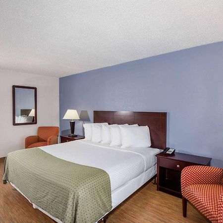 Days Inn By Wyndham St. Petersburg / Tampa Bay Area Pinellas Park Exterior foto