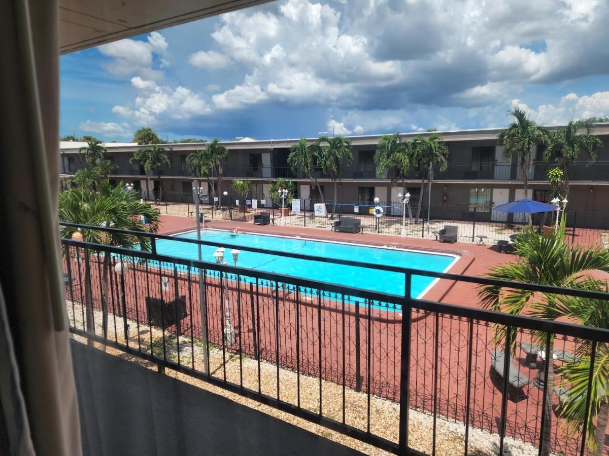 Days Inn By Wyndham St. Petersburg / Tampa Bay Area Pinellas Park Exterior foto