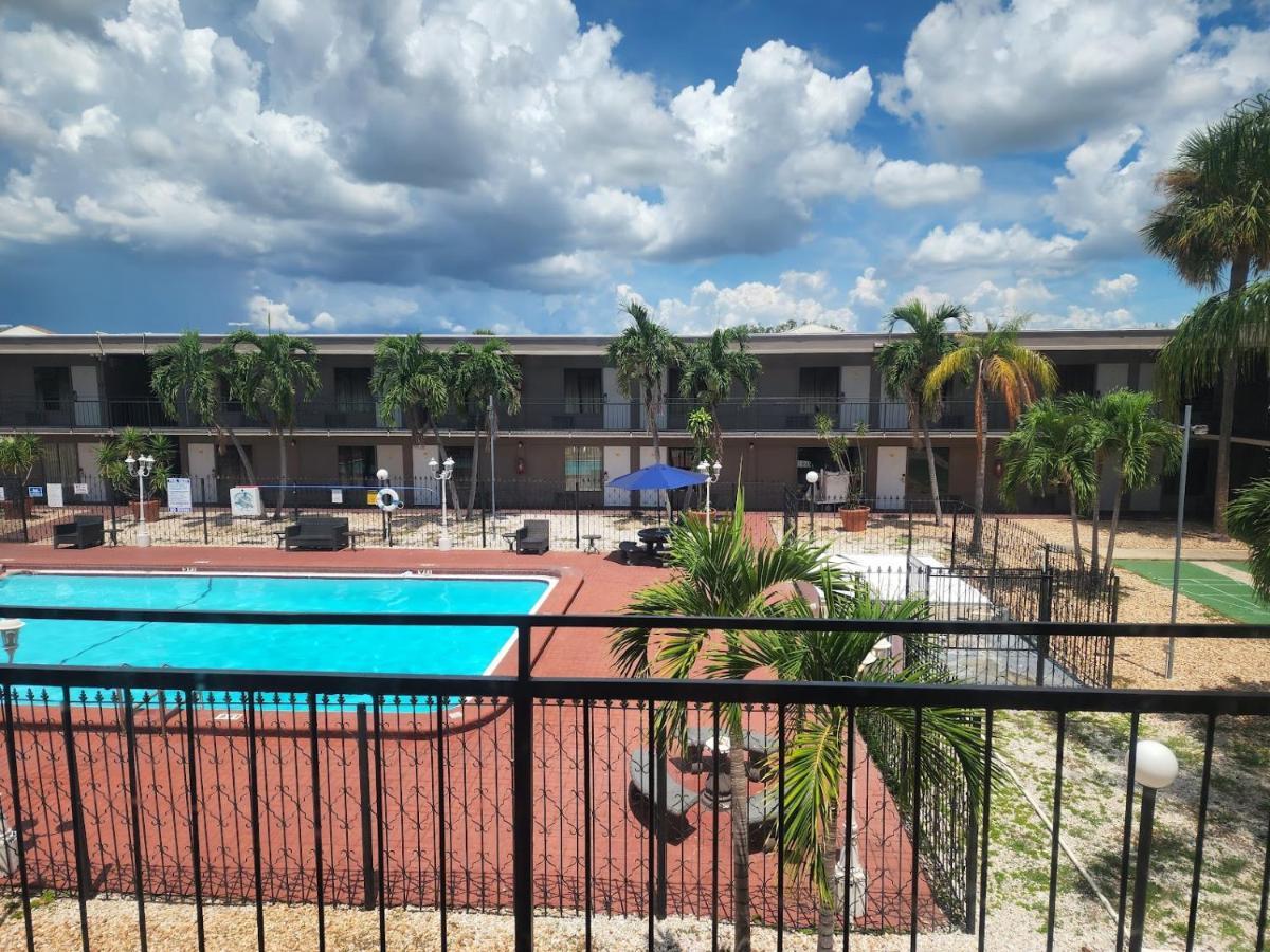 Days Inn By Wyndham St. Petersburg / Tampa Bay Area Pinellas Park Exterior foto