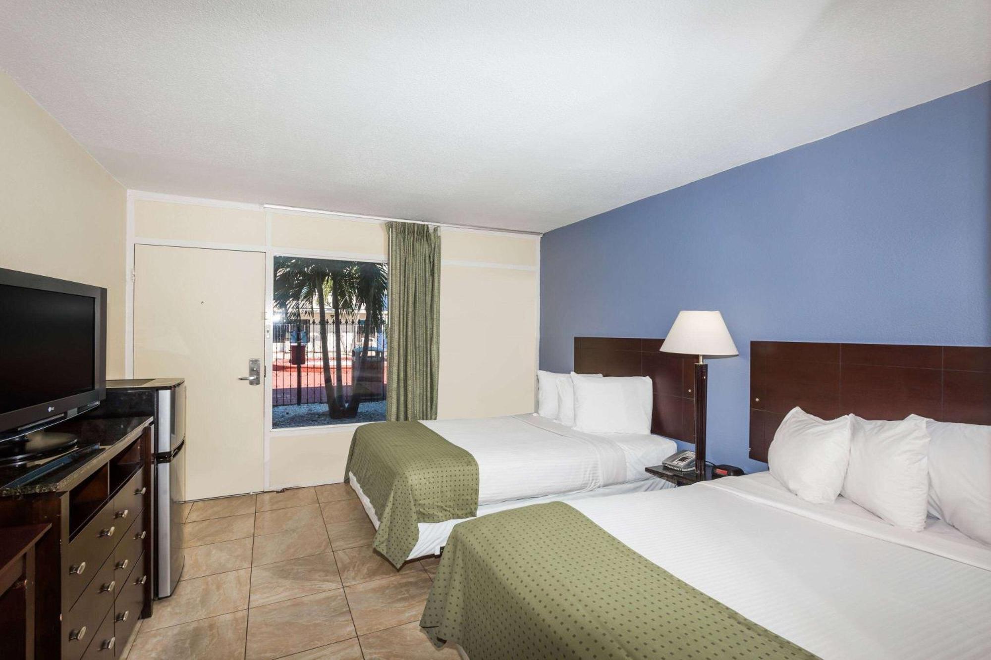 Days Inn By Wyndham St. Petersburg / Tampa Bay Area Pinellas Park Exterior foto