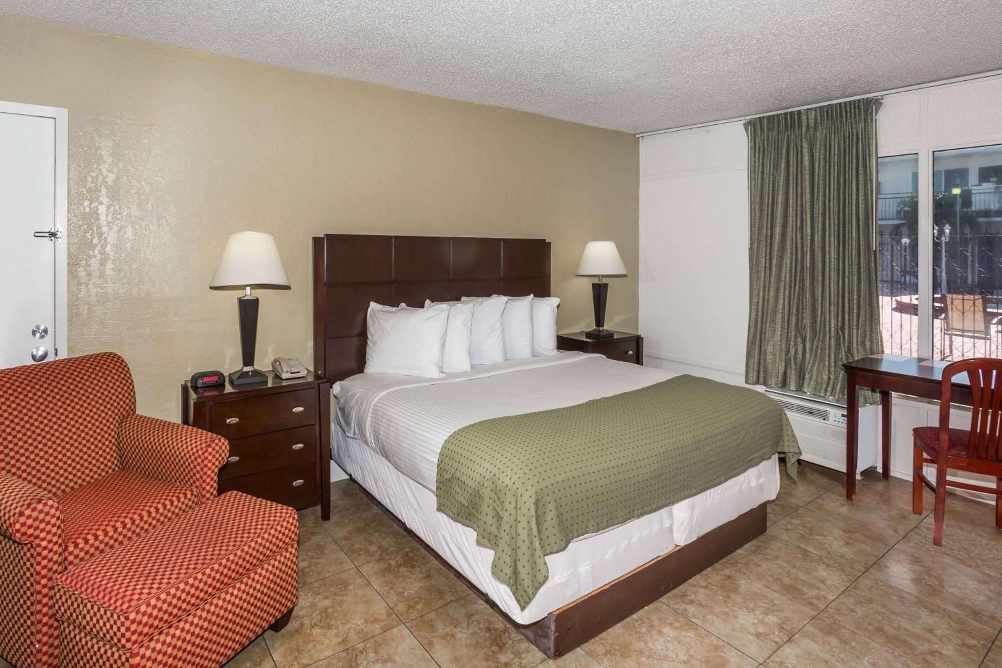 Days Inn By Wyndham St. Petersburg / Tampa Bay Area Pinellas Park Exterior foto