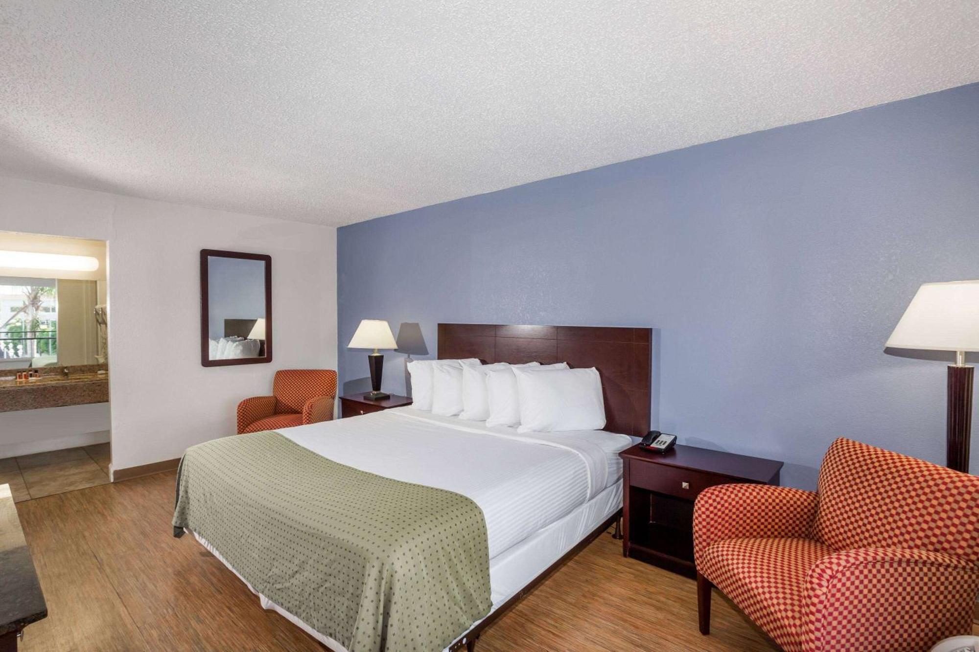 Days Inn By Wyndham St. Petersburg / Tampa Bay Area Pinellas Park Exterior foto
