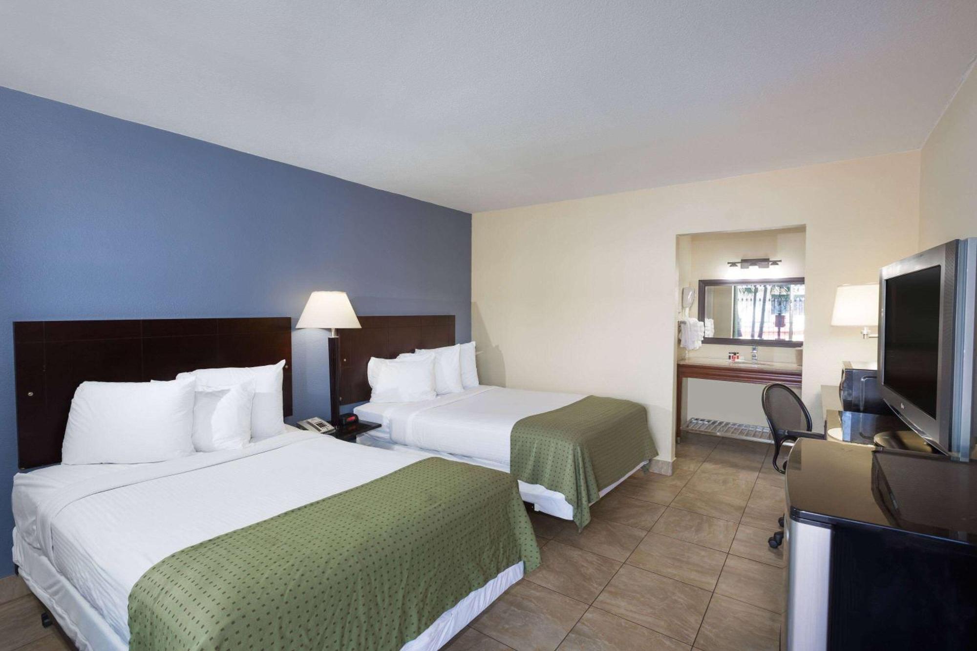 Days Inn By Wyndham St. Petersburg / Tampa Bay Area Pinellas Park Exterior foto