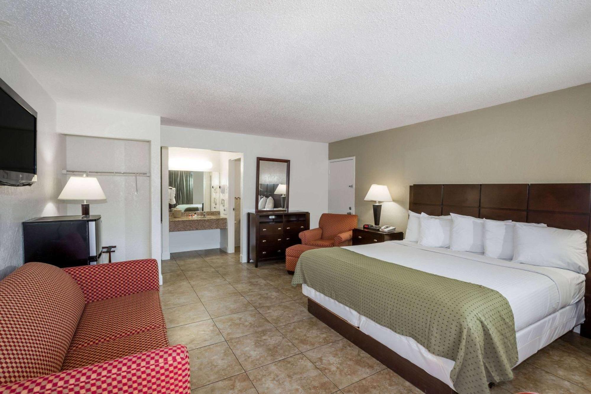 Days Inn By Wyndham St. Petersburg / Tampa Bay Area Pinellas Park Exterior foto