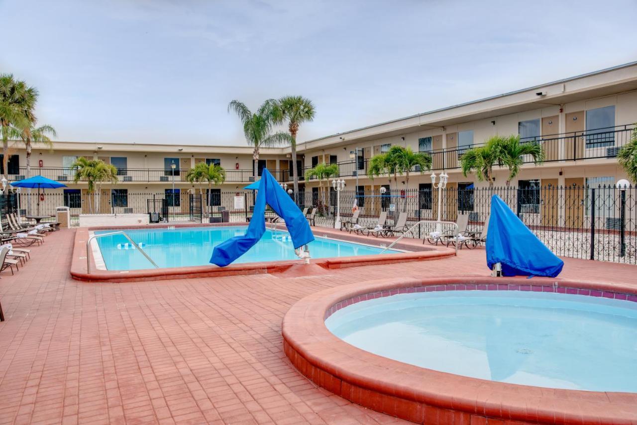 Days Inn By Wyndham St. Petersburg / Tampa Bay Area Pinellas Park Exterior foto