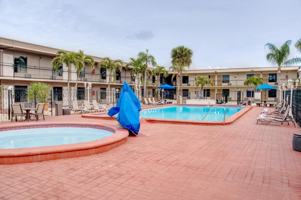 Days Inn By Wyndham St. Petersburg / Tampa Bay Area Pinellas Park Exterior foto
