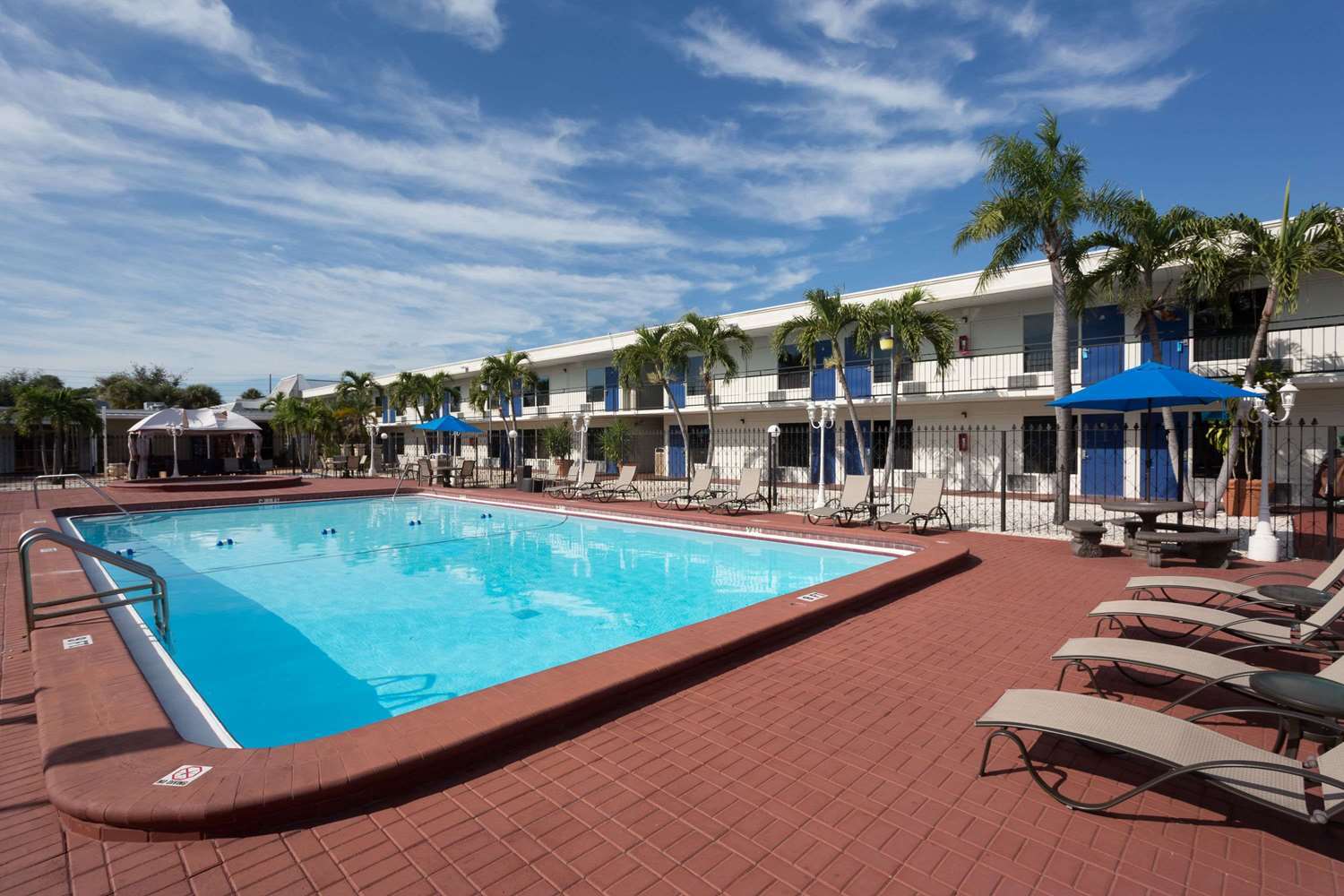 Days Inn By Wyndham St. Petersburg / Tampa Bay Area Pinellas Park Exterior foto