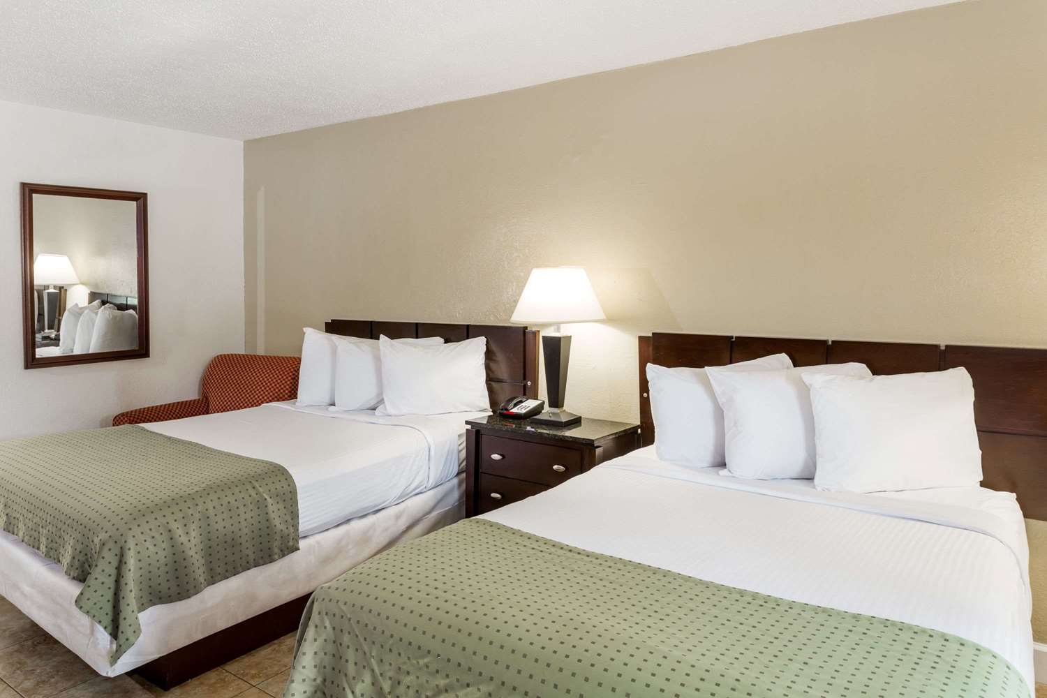 Days Inn By Wyndham St. Petersburg / Tampa Bay Area Pinellas Park Exterior foto