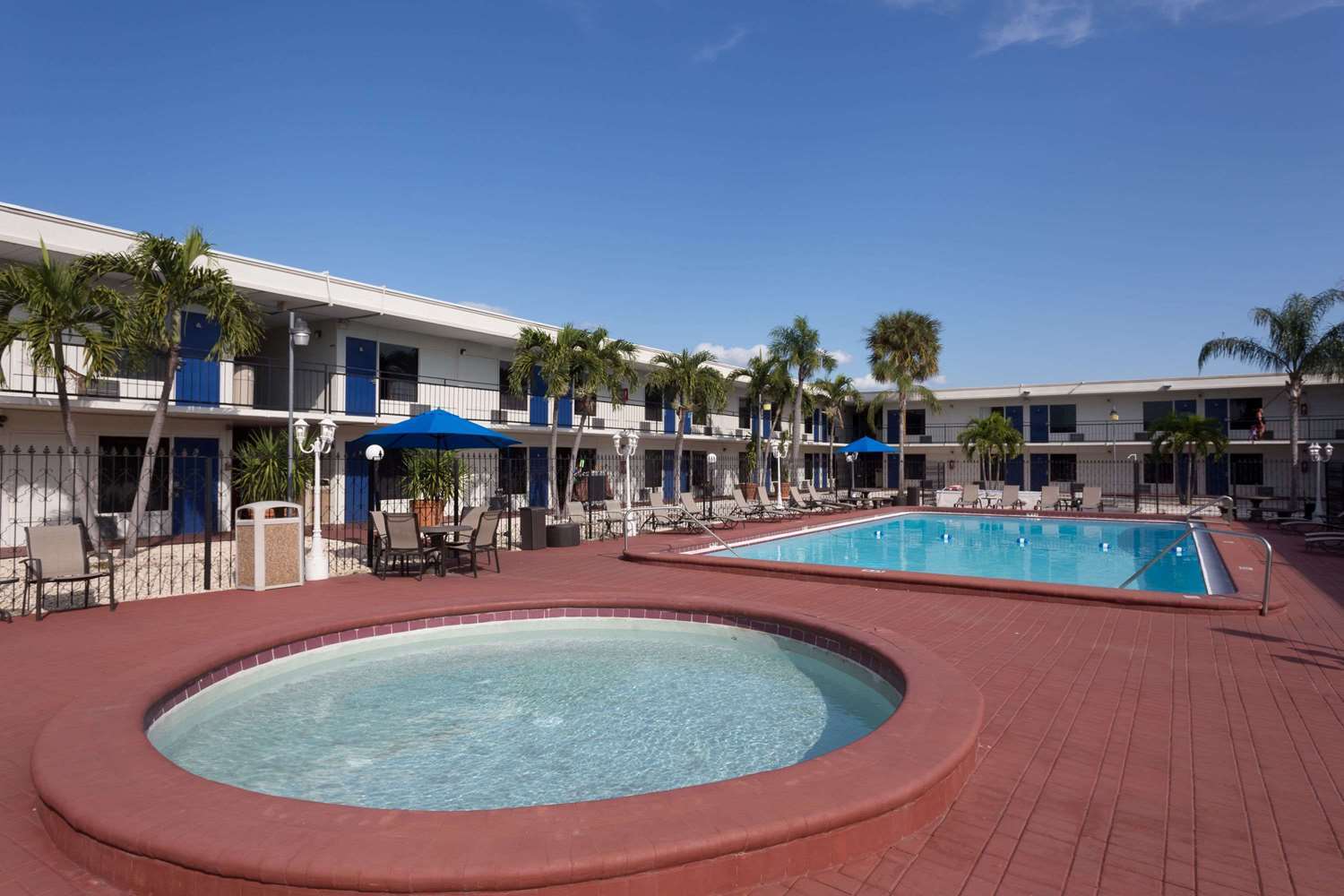 Days Inn By Wyndham St. Petersburg / Tampa Bay Area Pinellas Park Exterior foto