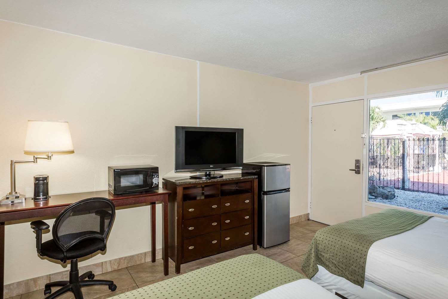 Days Inn By Wyndham St. Petersburg / Tampa Bay Area Pinellas Park Exterior foto